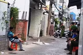 Toàn bộ hẻm Lê Lâm bị phong tỏa để điều tra vụ nổ súng. (Nguồn: nld.com.vn) 