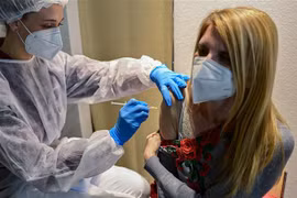 Tiêm vaccine phòng COVID-19 của AstraZeneca cho người dân tại Milan, Italy ngày 9/3/2021. (Nguồn: AFP/TTXVN) 