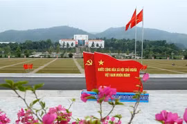 Nhiều tuyến đường phố và trụ sở cơ quan ở thành phố Lào Cai được trang trí các cụm panô, cờ, băngrôn, khẩu hiệu tuyên truyền cho cuộc bầu cử đại biểu Quốc hội khóa XV và đại biểu Hội đồng Nhân dân các cấp, nhiệm kỳ 2021-2026. (Ảnh: Quốc Khánh/TTXVN) 