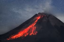 Dung nham phun trào từ núi lửa Merapi, nhìn từ làng Wonokerto, Yogyakarta, Indonesia, ngày 9/8/2023. (Ảnh: AFP/TTXVN)