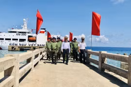 Đoàn công tác số 8 do Đại tá Trần Đức Cảnh, Phó Tham mưu trưởng Hải quân làm trưởng đoàn đến thăm, động viên quân và dân đảo Trường Sa lớn. (Ảnh: Tuyết Mai/TTXVN)