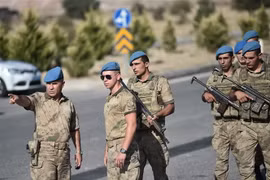 Binh sỹ Thổ Nhĩ Kỳ tuần tra tại phía Bắc thành phố Izmir. (Nguồn: AFP/TTXVN) 