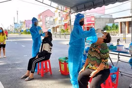 Lực lượng y tế thành phố Cần Thơ tiếp tục truy vết, lấy mẫu xét nghiệm để bóc tách F0 ra khỏi cộng đồng, sớm làm sạch địa bàn. (Ảnh: Thu Hiền/TTXVN) 