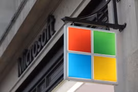 Biểu tượng Microsoft tại một cửa hàng ở London, Anh. (Ảnh: THX/TTXVN)