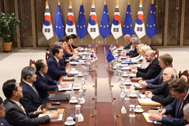 Tổng thống Hàn Quốc Yoon Suk-yeol (thứ 5, trái), Chủ tịch Ủy ban châu Âu Ursula von der Leyen (thứ 6, phải) và Chủ tịch Hội đồng châu Âu Charles Michel (thứ 5, phải) tại hội nghị ở Seoul ngày 22/5/2023. (Ảnh: Yonhap/TTXVN)
