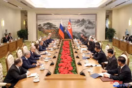Ngoại trưởng Nga Sergei Lavrov (thứ 4, trái) và Bộ trưởng Ngoại giao Triều Tiên Choe Son Hui (thứ 5, phải) tại cuộc hội đàm ở Bình Nhưỡng ngày 19/10/2023. (Ảnh: Yonhap/TTXVN)
