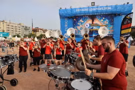 Ban nhạc Dek'Onex ở Thụy Sĩ đã tới khu vực fanzone và trình diễn những ca khúc sôi động, cổ vũ tinh thần của cổ động viên có mặt tại fanzone ở Geneva. (Ảnh: Anh Hiển/TTXVN)