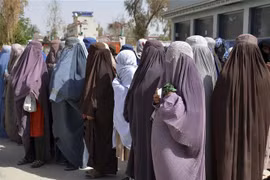 Phụ nữ Afghanistan chờ nhận lương thực cứu trợ tại tỉnh Kandahar ngày 28/3/2023. (Ảnh: AFP/TTXVN)