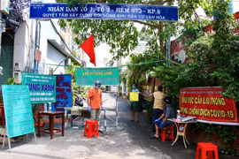 Thanh niên phường Tân Chánh Hiệp, quận 12 tăng cường chốt chặn, ngăn ngừa phòng dịch bảo vệ vùng xanh. (Ảnh: Thanh Vũ/TTXVN) 