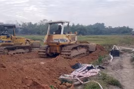 Phương tiện san ủi mặt bằng tại khu vực đất thuộc diện phải giải phóng mặt bằng tại Dự án Công viên vui chơi giải trí thành phố Vĩnh Yên. (Ảnh: Hoàng Hùng/TTXVN) 