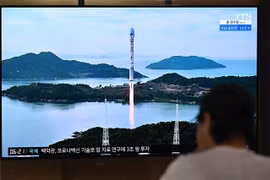Người dân theo dõi bản tin về vụ phóng vệ tinh của Triều Tiên qua truyền hình ở Seoul, Hàn Quốc ngày 24/8/2023. (Ảnh: AFP/TTXVN) 