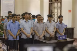 Các bị cáo nghe hội đồng xét xử tuyên phạt sáng 21/5. (Ảnh: Trọng Đạt/TTXVN) 