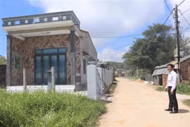 Những ngôi nhà khang trang của các hộ dân nhờ được ông Dương Văn Quảng hiến tặng đất. (Ảnh: Đinh Hương/TTXVN)