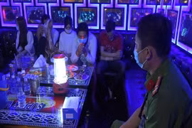 Cơ quan Công an tỉnh Bến Tre bắt quả tang 26 đối tượng sử dụng ma túy trong quán karaoke. (Nguồn: TTXVN phát) 