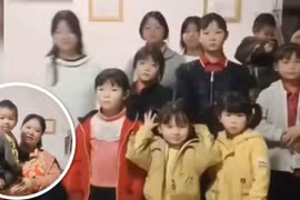 Hình ảnh về vợ và 10 đứa con của một người đàn ông Trung Quốc. (Nguồn: SCMP/Weibo)