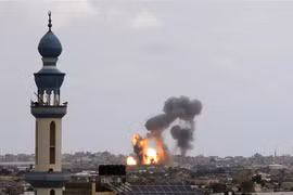 Khói lửa bốc lên tại hiện trường vụ không kích của Israel xuống Khan Yunis, phía Nam Dải Gaza ngày 24/2/2020. (Nguồn: AFP/TTXVN) 