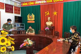 TPhòng An ninh chính trị nội bộ, Công an tỉnh Vĩnh Long tổ chức tống đạt quyết định xử phạt vi phạm hành chính đối với Nguyễn Văn Nhựt. (Ảnh: TTXVN phát) 