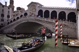Khách du lịch đi thuyền gondola tại Venice, Italy. (Ảnh: AFP/TTXVN)