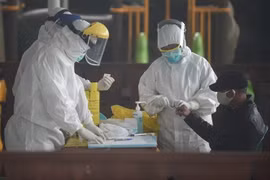 Nhân viên y tế xét nghiệm nhanh COVID-19 cho người dân tại Rawa Buntu, Nam Tangerang, Indonesia ngày 8/4/2020. (Nguồn: THX/TTXVN) 