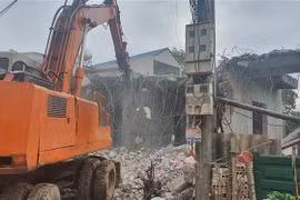 Ủy ban Nhân dân phường Đống Đa đã phối hợp với một số cơ quan, đơn vị thành phố Vĩnh Yên (Vĩnh Phúc) hỗ trợ người dân tháo dỡ công trình xây dựng trên đất lấn chiếm. (Ảnh: Nguyễn Trọng Lịch/TTXVN) 