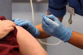 Tiêm vắcxin phòng COVID-19. (Nguồn: AFP/TTXVN) 