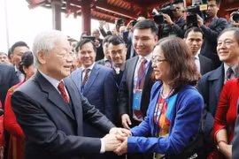 Tổng Bí thư, Chủ tịch nước Nguyễn Phú Trọng với các kiều bào về quê đón Tết và dự chương trình Xuân Quê hương 2019. (Ảnh: Trí Dũng/TTXVN)
