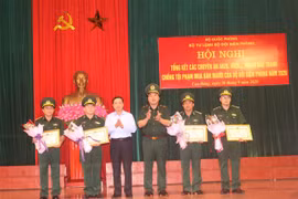 Đại diện lãnh đạo Bộ Tư lệnh Bộ đội Biên phòng tặng Bằng khen cho các tập thể có thành tích xuất sắc trong đấu tranh chống tội phạm mua, bán người, góp phần giữ vững an ninh chính trị, trật tự an toàn xã hội khu vực biên giới. (Ảnh: Chu Hiệu/TTXVN) 