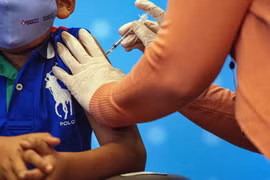 Tiêm vaccine ngừa COVID-19 cho trẻ em tại Hartford, Connecticut, Mỹ. (Ảnh: AFP/TTXVN) 
