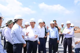 Phó Thủ tướng Trương Hòa Bình kiểm tra tiến độ Khu tái định cư Lộc An-Bình Sơn. (Ảnh: Công Phong/TTXVN) 
