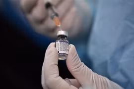 Nhân viên y tế chuẩn bị mũi tiêm vaccine ngừa COVID-19 của hãng Pfizer/BioNTech tại một điểm tiêm chủng ở Bangkok, Thái Lan ngày 4/10/2021. (Ảnh: AFP/TTXVN) 