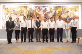 Bộ trưởng Lê Minh Hoan và Tiến sỹ Cao Đức Phát chụp ảnh lưu niệm cùng các cán bộ của Bộ Nông nghiệp và Phát triển Nông thôn và IRRI. (Nguồn: Báo Nông nghiệp)