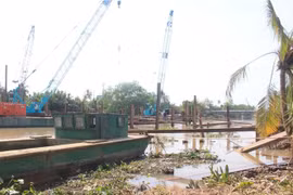 Thi công đắp đập tạm ngăn mặn trên sông Ba Lai. (Ảnh: Công Trí/TTXVN) 