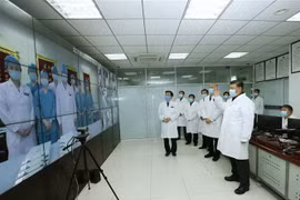 Chủ tịch Trung Quốc Tập Cận Bình thị sát công tác điều trị cho bệnh nhân nhập viện do nhiễm virus nCov tại một bệnh viện ở thủ đô Bắc Kinh ngày 10/2/2020. (Nguồn: THX/TTXVN) 