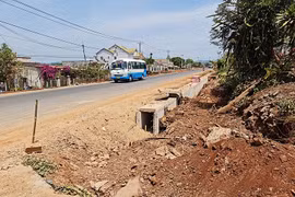 Nhiều vị trí thi công trên đường bộ đang khai thác bố trí cọc tiêu di động không đầy đủ theo quy định. (Nguồn: Báo Xây dựng)