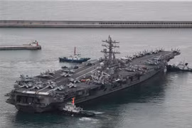 Tàu sân bay USS Ronald Reagan của Mỹ rời căn cứ ở Busan (Hàn Quốc) để tham gia cuộc tập trận hải quân kết hợp Hàn-Mỹ ngày 26/9/2022. (Ảnh: Yonhap/TTXVN) 