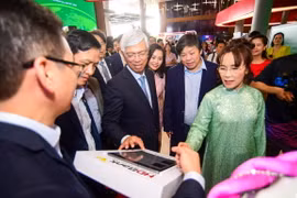 Các đại biểu trải nghiệm công nghệ được giới thiệu tại Trung tâm Đổi mới-Sáng tạo Galaxy (GIHub). (Ảnh: TTXVN phát)