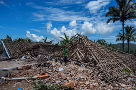 Nhà cửa bị phá hủy sau một trận động đất tại Indonesia. (Ảnh: AFP/TTXVN) 