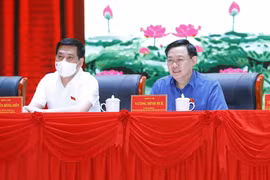 Chủ tịch Quốc hội Vương Đình Huệ lắng nghe ý kiến của cử tri tại quận Hồng Bàng (Hải Phòng). (Ảnh: Doãn Tấn/TTXVN) 