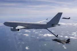 Máy bay tiêm kích tàng hình F-35A (phải, dưới) và máy bay tiếp nhiên liệu KC-330 (trái) tham gia cuộc diễn tập tiếp nhiên liệu trên không, tại Hàn Quốc ngày 21/2/2023. (Ảnh: Yonhap/TTXVN)