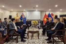 Đại sứ Phạm Hùng Tâm đã tiếp thân mật Đoàn đại biểu cấp cao Ủy ban Trung ương Mặt trận Tổ quốc Việt Nam. (Ảnh: TTXVN phát)