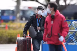 Hành khách rời khỏi du thuyền Diamond Princess tại Yokohama, Nhật Bản, ngày 19/2/2020. (Nguồn: THX/TTXVN) 