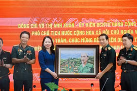 Phó Chủ tịch nước Võ Thị Ánh Xuân chúc mừng tập thể lãnh đạo, y bác sỹ Bệnh viện Quân y 175, Thành phố Hồ Chí Minh. (Ảnh: Đinh Hằng/TTXVN)