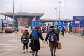 Người tị nạn Ukraine sơ tán tới khu vực biên giới Ukraine và Ba Lan, ngày 15/3/2022. (Ảnh: THX/TTXVN) 