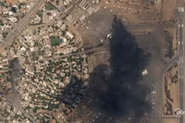 Hình ảnh qua vệ tinh SkySat cho thấy các máy bay bị phá hủy sau giao tranh giữa Quân đội Sudan và lực lượng bán quân sự RSF, tại Sân bay Quốc tế Khartoum, ngày 16/4/2023. (Ảnh: AFP/TTXVN)