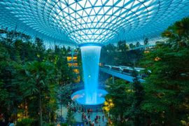 Khu phức hợp Jewel Changi nổi bật với không gian xanh mát của cây cỏ và thác nước Rain Vortex, cao gần 40m và là thác nước trong nhà cao nhất thế giới. (Nguồn: imagekit.io)