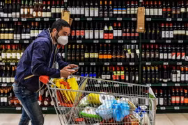 Người tiêu dùng mua sắm tại siêu thị ở Milan, Italy. (Ảnh: AFP/TTXVN)