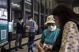 Người dân trình thẻ tiêm vaccine ngừa COVID-19 trước khi vào viện bảo tàng ở Hong Kong, Trung Quốc, ngày 21/4/2022. (Ảnh: AFP/TTXVN) 