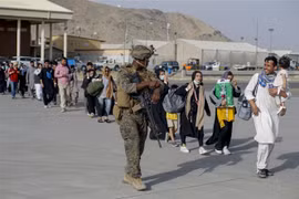 Binh sỹ Mỹ đảm bảo an ninh cho công tác sơ tán người dân tại sân bay quốc tế Hamid Karzai ở Kabul, Afghanistan ngày 18/8/2021. (Ảnh: AFP/TTXVN) 