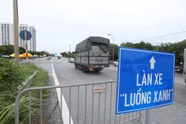Luồng xanh tại chốt kiểm soát số 5, cầu Phù Đổng, huyện Gia Lâm. (Ảnh: Minh Quyết/TTXVN) 