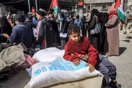 Một bé trai Palestine nhận hàng cứu trợ tại Dải Gaza ngày 7/3/2020. (Ảnh: AFP/TTXVN) 